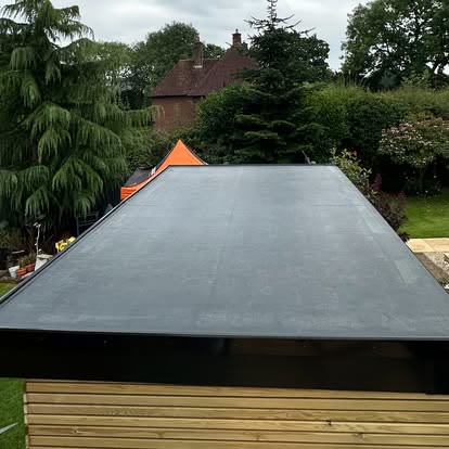 Garden Room with a Curved Resin Path, photo 2 of 6