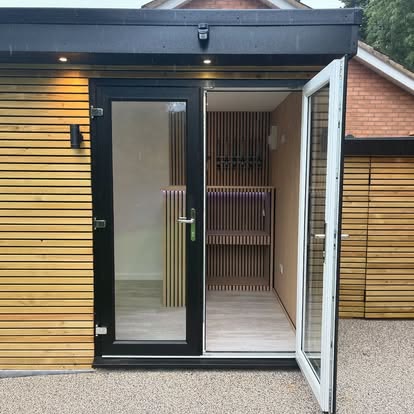 Garden Room with a Curved Resin Path, photo 3 of 6