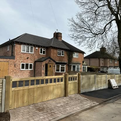 Large Tarmac Driveway with Timber Gates and Fencing, photo 3 of 4
