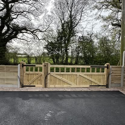 Large Tarmac Driveway with Timber Gates and Fencing, photo 4 of 4